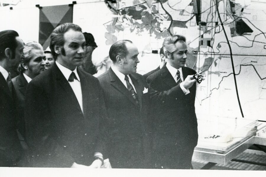 zleva architekti Z. Denk, Z. Lang, M. Kramoliš, primátor města Brna Vladimír Štroner, I. Crhonek